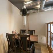 カフェ風のお洒落な空間。各席に排煙機能に優れたダクトが設置されており、匂いがつきにくいように配慮されています。仕事帰りのガッツリとした食事はもちろん、休日のカジュアルな焼肉デートにもぴったりです。