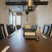 4名まで入れる半個室、最大12名まで入れる完全個室を完備。周囲の目を気にすることなく、リラックスして食事を満喫できます。職場の歓送迎会やちょっとした飲み会、気心の知れた友人との食事会にも良さそうです。