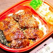 最高級ランクの和牛【もとぶ牛】を自家製ピリ辛ダレで弁当用に調理、調整を重ねてきました。
他にも人気のビビンバやタコライスもご用意しております！