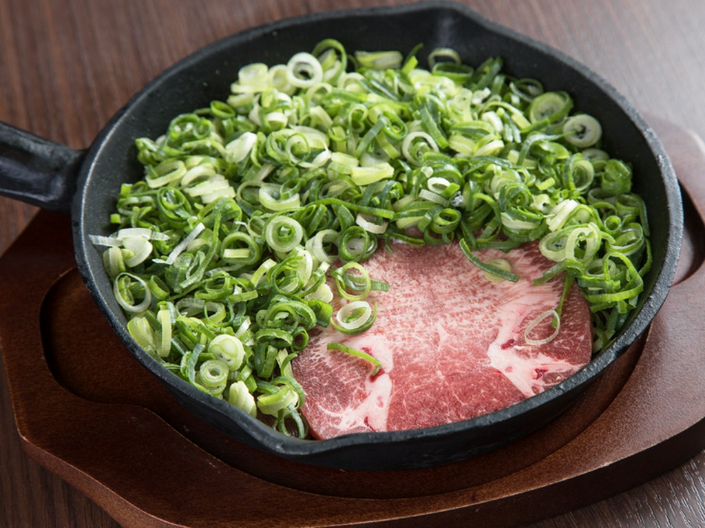 シャキシャキ食感も楽しめる、ボリューミーな『タン塩ねぎまみれ　90g』