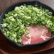 国産のネギをたっぷりとのせた牛タン。1人前で4枚ほどの肉が入っており、ボリュームもたっぷりです。鉄板のまま網で焼き、じっくり火を通すことで程よく火が通り、ネギのシャキシャキした食感も楽しめる一品です。