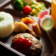 【内容】
・お子様ハンバーグ・ライス・唐揚げ・チーズソーセージ・ポテトサラダ・ブロッコリー・枝豆・コーン・プチトマト・オレンジジュース・フルーツゼリー