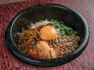 ピリッとした辛さと甘みがクセになる『石焼ビビンバ』