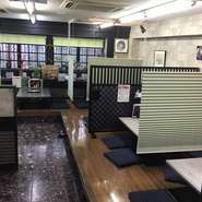 四季折々の緑を取り入れた店内は、気軽なテーブル席、ゆったり座れる掘りごたつ席を備えています。肩ひじ張らずに美味しい肉を楽しめると、老若男女を問わず人気です。気の置けない友人同士の集まりに。