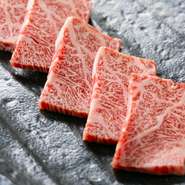 赤身肉の一部で、しっかりサシが入っているため柔らかく、濃厚な旨味が特徴のカイノミ。ジューシーでとろけるような食感ながら、脂があっさりとしているので食べやすく、品切れ必至の人気部位です。