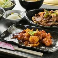焼肉定食に加え、「タン」または「ホルモン」を選べます（各70g）。鰹と利尻昆布の出汁をきかせた味噌汁、広島県産の米を使ったご飯付きです。ランチタイムはご飯がおかわりできるのもうれしいところ。