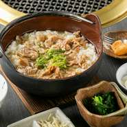 人肌の温度で熱くない雑炊は、特に夏場には食が進むと大好評です。鰹と昆布の和風出汁をベースに、甘辛く煮込んだ切り落とし牛肉が乗った肉屋ならではの一品。あっさりして食べやすく、しっかり満足感も得られます。