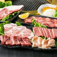 各地から厳選したその時の良い肉から、タン塩、21カルビ、ホルモンなど人気の部位が6種類も楽しめる盛り合わせです。カットしたての肉は新鮮そのもの、しかもリーズナブル。二人でお腹いっぱい食べられます。