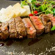 目の前で香ばしく焼き上がるステーキは、数社から取り寄せた厳選した黒毛和牛のヒレや希少部位のカイノミ、イチボ。好みのグラム、焼き方でオーダーできます。※100g当たり