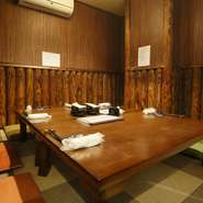 店内は、洗練されたプライベート感のある和空間。ジャズピアノのBGMと、落ち着きのある木目調に癒されます。ゆったりとした時間が流れているので、接待や商談などにも最適です。