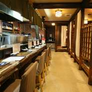 オープンキッチンのカウンターでは、店主と会話を楽しみながら1人だけの贅沢な時間を過ごせます。店主の笑顔に癒され、優しく繊細で美味しい創作料理に心が和みます。