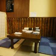 隠れ家のようなくつろげる雰囲気が魅力の創作料理店。ゆったりと過ごせる和空間なので、家族連れの食事や仕事帰りの一杯など、普段使いにも利用できます。疲れを癒すにはおすすめの店です。