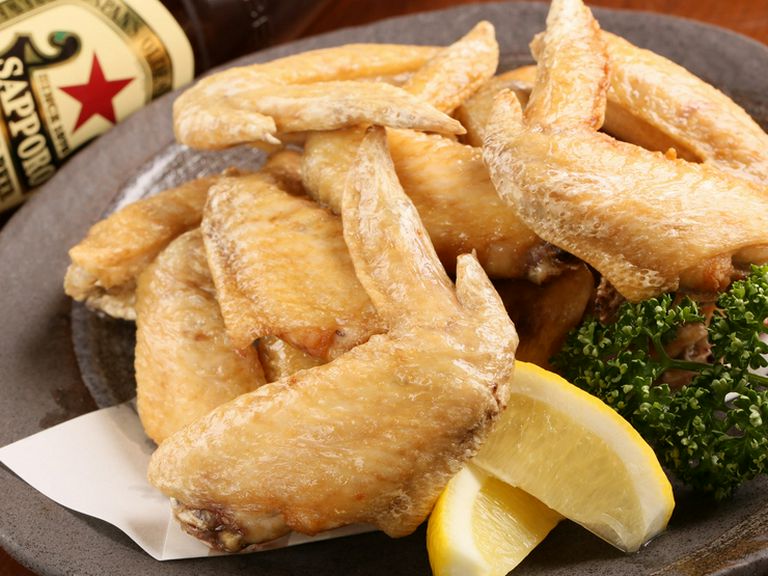 塩と胡椒、オリジナルスパイスで味付けた人気メニュー『手羽先(十六本)』