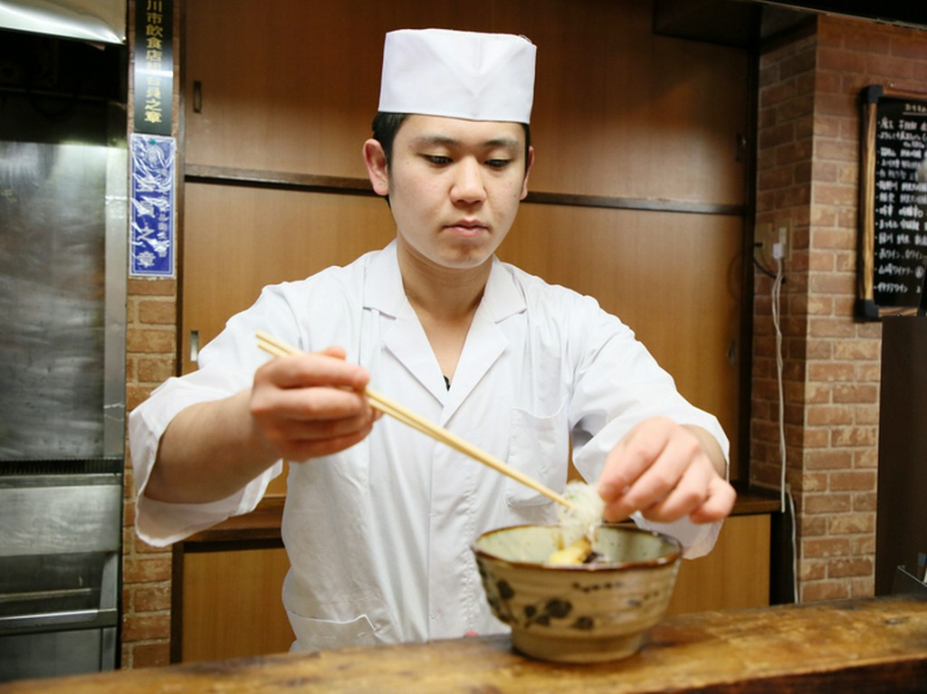 笑顔で食事を楽しんでもらえるように、程よい距離感の接客
