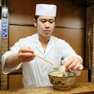 来店された方に笑顔で食事を楽しんでもらえるように、程よい距離感の接客、笑顔での接客が心がけられています。また料理を出すタイミング、美味しく味わってもらえるタイミングも絶妙です。