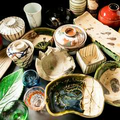 伝統工芸品や一点ものなど、趣きある器のコレクションは必見