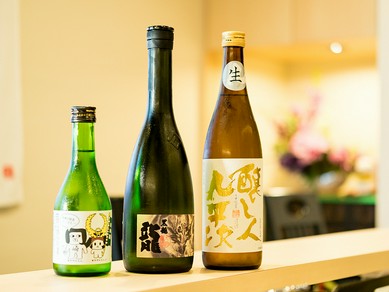 地元のものから各地の銘酒まで、厳選された日本酒ラインナップ