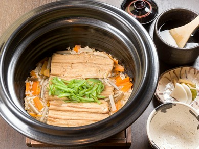 こだわりの出汁と季節の食材で香り高く炊き上げる『釜炊きご飯』