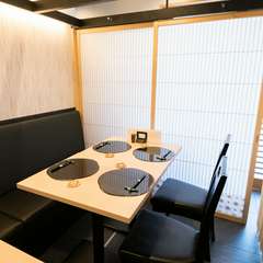 パーテーションで仕切って使えるテーブル席