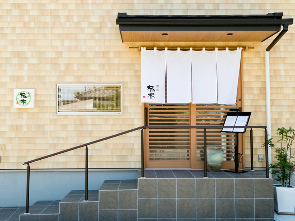 地下鉄名港線六番町駅より徒歩8分。神社「八剱社」が目印