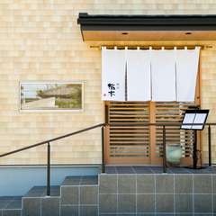 地下鉄名港線六番町駅より徒歩8分。神社「八剱社」が目印