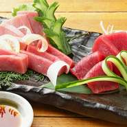 マグロを味わいつくす刺身の盛り合わせ。口の中でとろけるような食感と、力強い味わいを楽しめます。噛めば噛むほど広がる旨みに、思わず笑みがこぼれそう。ついつい箸が伸びてしまう一品です。