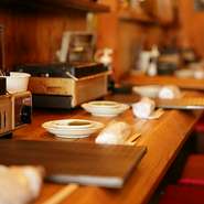 好みの焼き加減に調節できる専用コンロも完備。目の前で少しずつ焼きあがっていく様子を見ていると、自然と会話も盛り上がります。賑やかな店内の雰囲気も相まって、楽しい時間を過ごせそうです。