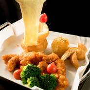 チーズを楽しむ多彩な料理がズラリ。目の前でラクレットチーズを、とろ～っとかけていくパフォーマンスにも釘付けです。美味しいだけでなく、楽しい食事を演出してくれるサービス精神あふれるバルです。