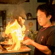 「美味しい」の先の、楽しい時間を生み出すための“魅せる料理”にこだわる原田氏。目の前でゲストが笑顔になれる瞬間の喜びを糧に、常に進化し続けます。ジャンルに固執しない創作料理と演出で楽しませてくれます。