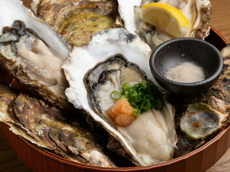 クリーミーで濃厚な味わいの『生牡蠣』を、選べる味付けで。