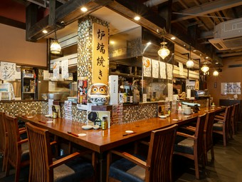 店長や料理長との会話を楽しめるカウンター席はお一人様の特等席