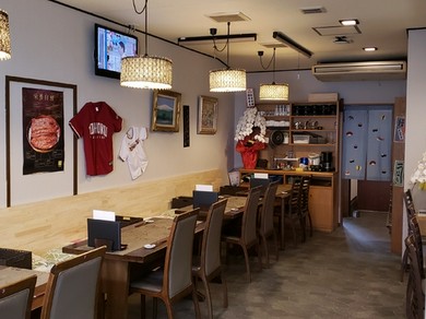 温かみのあるアットホームな店内でくつろぐ