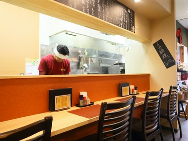 サク飲みにもピッタリ。店主との会話も楽しめるカウンター