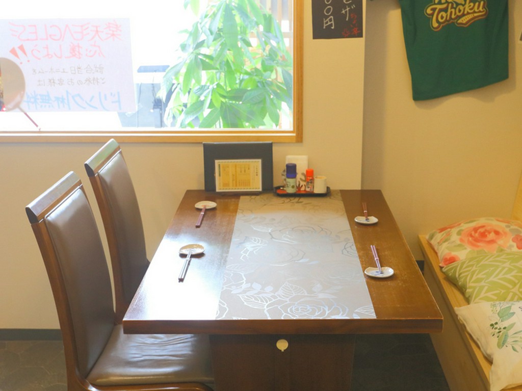 和やかに歓談しながら食事ができる、シンプルでモダンなつくり