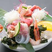 お刺身は、その日に良いものを厳選して仕入れた旬の魚介を使用。魚だけではなく、旬の野菜と果物も盛り込まれているのが特徴です。3人前、4人前もあります。