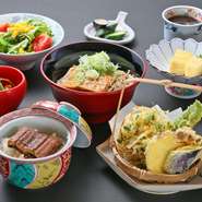 少しずつ、バリエーション豊富な料理を味わえる、女性に人気のランチメニューです。
・ミニうな丼
・サラダ
・小鉢
・天ぷら
・玉子焼
・そば
・漬物
・コーヒー