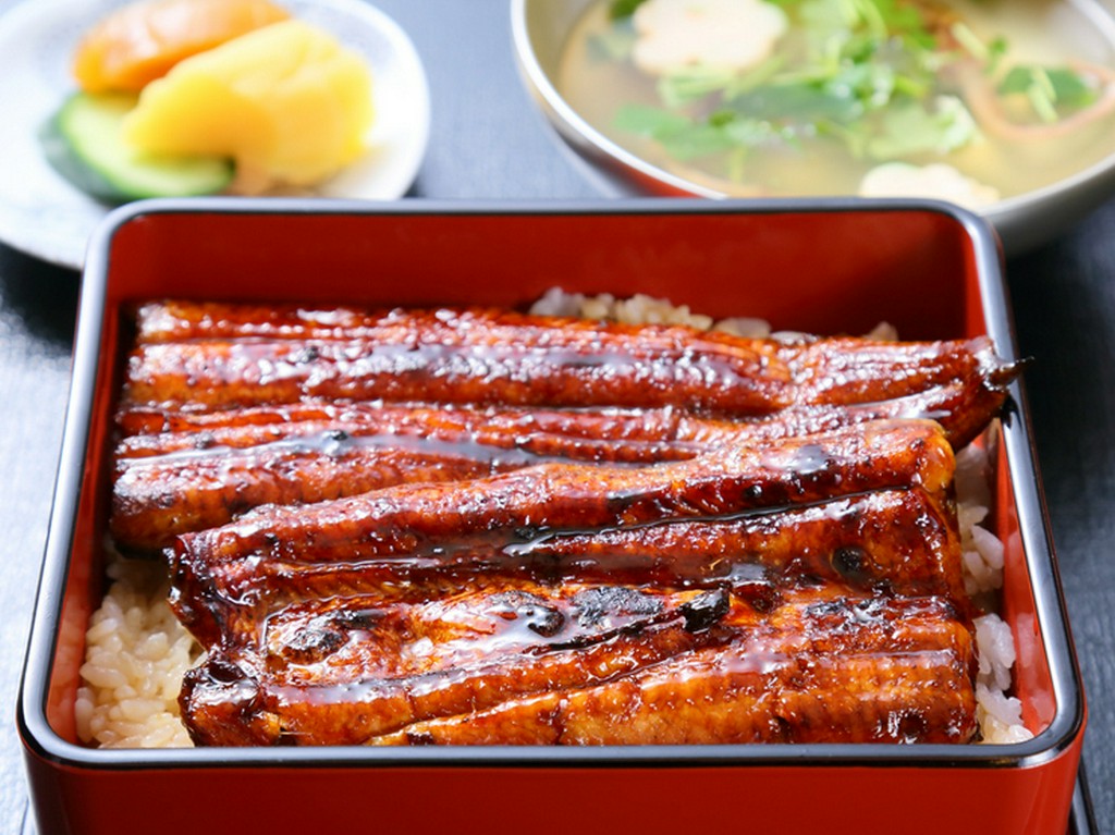 炭火で皮はパリッと、身はふっくらと焼き上げた『うな重（上）』