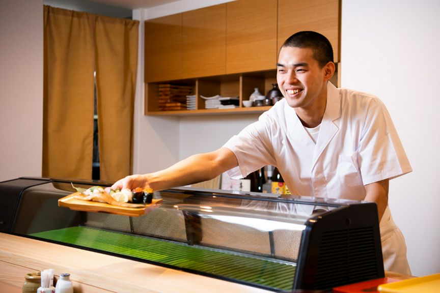 職人による魚の説明を受けながら味わう、上質な大人のくつろぎ