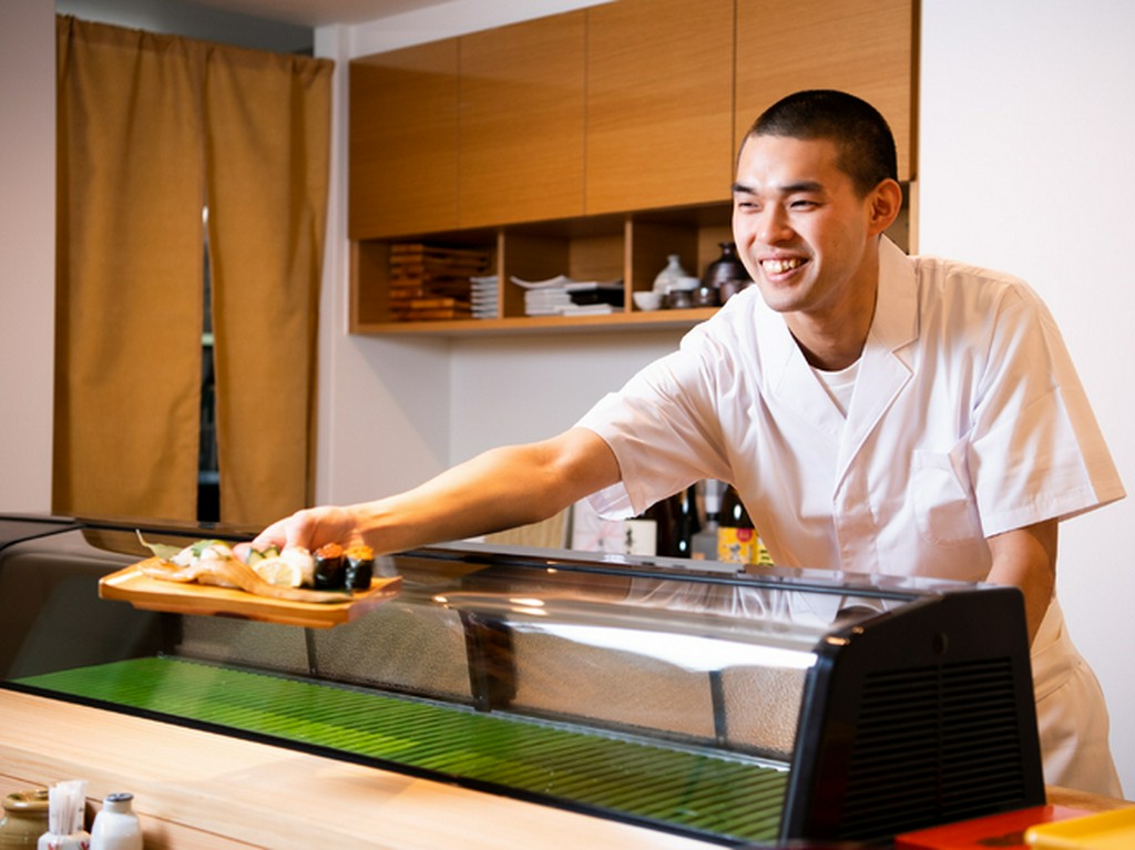 職人による魚の説明を受けながら味わう、上質な大人のくつろぎ