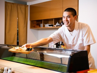 職人による魚の説明を受けながら味わう、上質な大人のくつろぎ