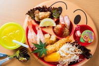 ドリンク付　にぎり2貫・鶏の唐揚げ・玉子焼き・エビフライ・ハンバーグ・ウインナー　他
※料理内容は季節毎に変わります。