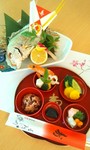 お子さまの百日のお祝い膳です🍴

男の子用と女の子用の二種類の器をご準備しております。

出前・テイクアウトの場合、単品での受付はしておりません。

他のお料理（寿司盛合せなど）と合わせてご注文ください。