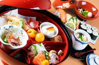 大名椀(先附/前菜/本日の一品/にぎり3貫・細巻1本/デザート)
刺身(3点盛)・玉ねぎピクルス・茶碗蒸し・吸物