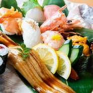 やや甘めの優しい風味豊かなシャリの寿司10貫＋鉄火巻1本で、旬の味覚を堪能。「イカ」は食べやすいよう細工を施し、「穴子」は炙ってタレを一振りするなど、素材ごとの旨味を最大限に引き出しています。