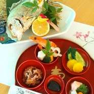 お子さまの百日のお祝い膳です🍴

男の子用と女の子用の二種類の器をご準備しております。