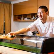 「お客さまを招く際は、できる限りのことをし尽くして心から喜んでいただきたいですね」と語る二代目。“美味しい笑顔”を糧に、日々進化する饗応を受けられます。行き届いた気配りで、最後まで心地良く過ごせます。