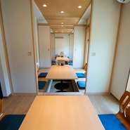 接待、女子会、歓送迎会や忘新年会など、様々なシーンに寄り添う半個室を用意。掘りごたつで足を延ばして悠々くつろげます。扉を開け放てば、最大22名の団体席としても利用可能。宴会の場としても頼りになります。