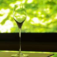 ボルドーやブルゴーニュなどに加えて、カリフォルニアやオレゴン、ニュージーランドなどニューワールドからも多くワインをセレクト。【御所別墅】での食事をより楽しくするワインが用意されています。