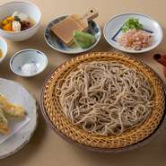 当坊で厳選したそば粉を100％使用した本格手打ち蕎麦と天ぷらのお食事です。
※大盛り＋550円
※天ぷらを造りに変更できます。お問い合わせ欄にご記入ください。