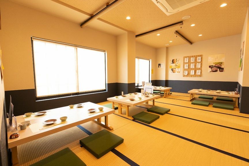ゆったりと寛げる座敷席。家族や友人との食事に最適